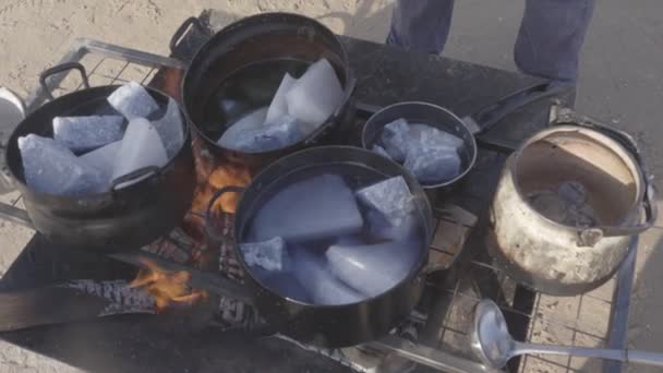 ろうそくを作るために火の上に金属の鍋の溶けるワックス — ストック動画