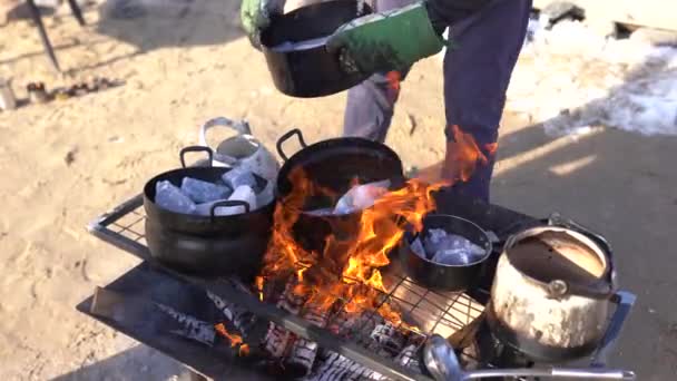 在火上的金属罐中融化蜡 做成蜡烛 — 图库视频影像
