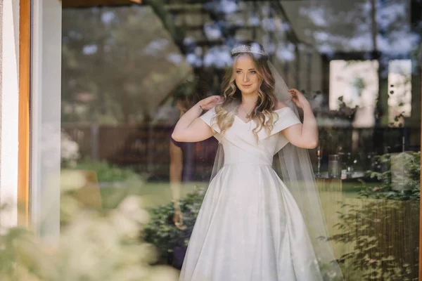 Красивая Невеста Стоящая Над Большим Окном Через Стекло — стоковое фото