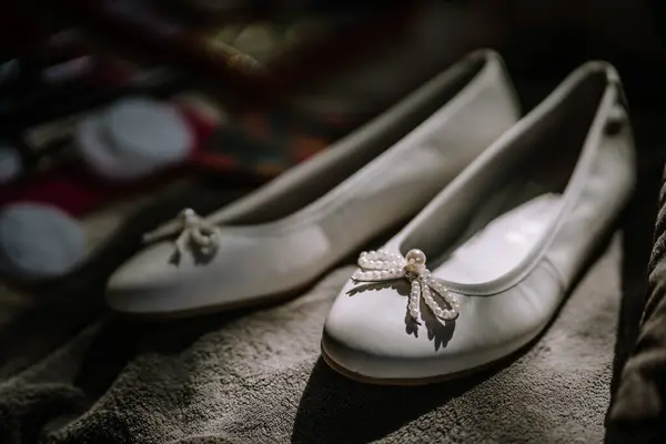 Niedrige Schuhe Für Die Braut Mit Perlen — Stockfoto