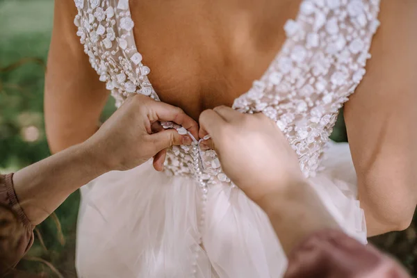 Крупный План Женской Руки Помогающей Невесте Одеться Подружка Невесты Шнурует — стоковое фото