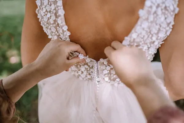 Visão Close Mão Feminina Ajudando Noiva Colocar Vestido Vestido Noiva — Fotografia de Stock