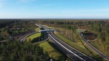 Beton destekli otomobil üstgeçidi. Yeni yol altyapısı. Trafik sıkışıklığını önlüyor. Letonya 'da yeni otoyol ve dolambaçlı yollar. 