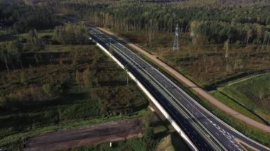 Beton destekli otomobil üstgeçidi. Yeni yol altyapısı. Trafik sıkışıklığını önlüyor. Letonya 'da yeni otoyol ve dolambaçlı yollar. 