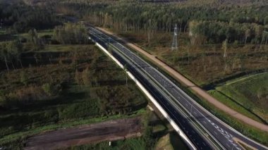 Beton destekli otomobil üstgeçidi. Yeni yol altyapısı. Trafik sıkışıklığını önlüyor. Letonya 'da yeni otoyol ve dolambaçlı yollar. 