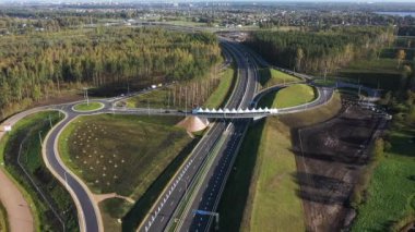 Beton destekli otomobil üstgeçidi. Yeni yol altyapısı. Trafik sıkışıklığını önlüyor. Letonya 'da yeni otoyol ve dolambaçlı yollar. 