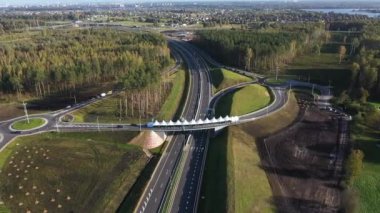 Beton destekli otomobil üstgeçidi. Yeni yol altyapısı. Trafik sıkışıklığını önlüyor. Letonya 'da yeni otoyol ve dolambaçlı yollar. 