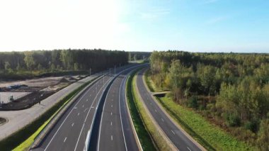 Beton destekli otomobil üstgeçidi. Yeni yol altyapısı. Trafik sıkışıklığını önlüyor. Letonya 'da yeni otoyol ve dolambaçlı yollar. 