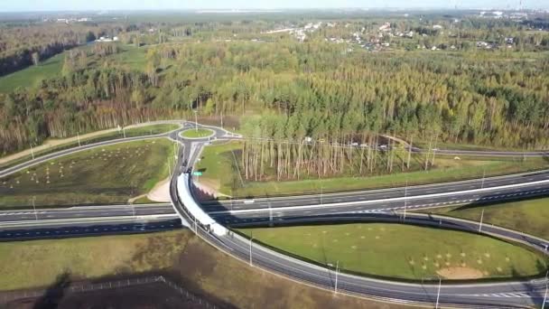 コンクリートサポートの自動車オーバーパス 新しい道路インフラ 交通渋滞を防止する ラトビアの新しいハイウェイとルンダバンド — ストック動画