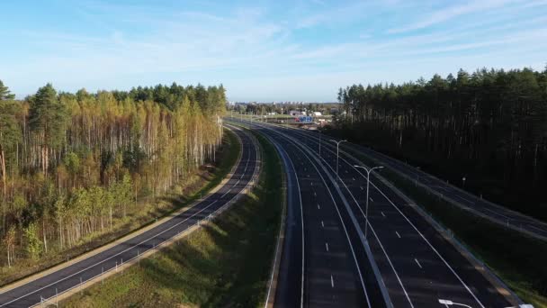 Fordonskorridor Betongstöd Väginfrastruktur Förhindra Trafikstockningar Nya Motorvägar Och Roundebaounds Lettland — Stockvideo