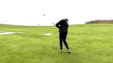 Riga, Letonya - 14 Ekim 2023 Golf Sahasında rüzgarlı bir günde yeşilin yanında golf çipi