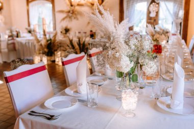 Düğün masası boho tarzında hazırlanmış, otlar ve yeşillikler, yumuşak odak