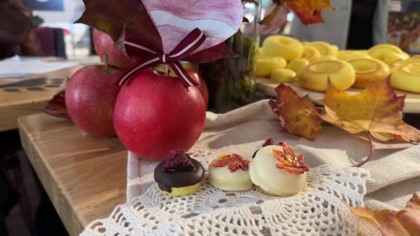 テーブルの上の新鮮なりんごとドーナツを比較し 寛ぎと健康的なスナックの選択を強調する — ストック動画