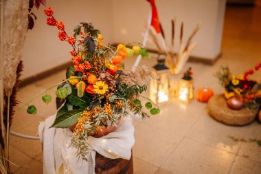 Sonbahar natürmort ve masa dekorasyonu - balkabakları, elmalar, rowan, mumlar, düşmüş yapraklar