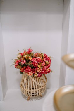 Yakından bakıldığında, bir vazodaki zarif çiçek buketi çiçek düzeninin karmaşık ayrıntılarını ve canlı renklerini gözler önüne seriyor..