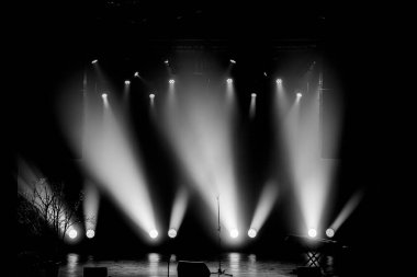 Boş sahne ışıklarla aydınlandı, siyah ve beyaz görüntü.
