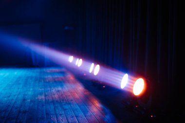 Boş sahne çeşitli ışıklarda parlıyor