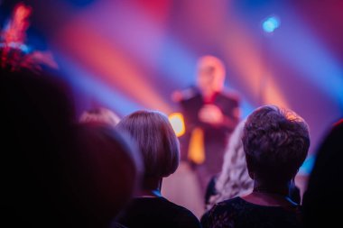 Akşamın ev sahibi bulanık, akşam etkinliği konsepti...