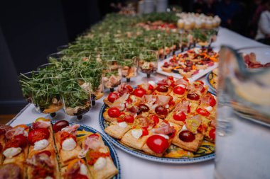 Sağlıklı yemek için çeşitli ve besleyici taze meyve ve sebzeler