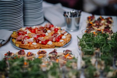 Jambon ve domatesle doldurulmuş küçük ekmekler lezzetli ve basit bir sandviç seçeneği sunar..