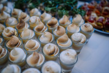 Lezzetli küçük bir aperatif olarak, bir bardakta tiramisu, yanında buzlu kahve ve bir kepçe dondurmayla servis etmeyi düşünün..