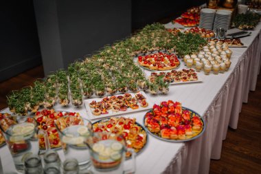 Sağlıklı yemek için çeşitli ve besleyici taze meyve ve sebzeler