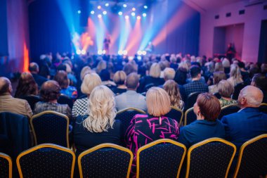 Valmiera, Letonya - 6 Ekim 2023 - Karanlık Konferans Salonunda Teknoloji İnsanlarıyla dolu Dinleyici Yenilikçi İlham Veren Keynote Sunumunu İzliyor. İş Teknolojisi Zirvesi Konferans Salonu delegelerle dolup taşıyor. Arkadan Durağan Çekim.