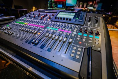 Ses düzenleyicili konser ses karıştırıcı paneli. Ses kayıt stüdyosu için profesyonel ses ve ışık ekipmanları, canlı müzik yayını, televizyon, parti. karıştırma konsolu. ses sinyalleri.