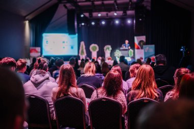 Valmiera, Letonya - 20 Ekim 2023 - Konferans sırasında kendinden emin adam sunum yapıyor