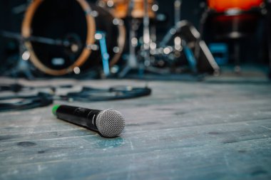 Mikrofon sahnede yerde duruyor.