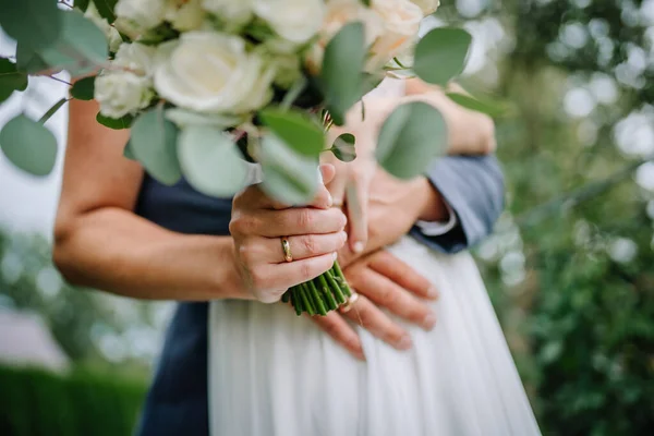 Γυναίκα Λευκό Φόρεμα Κρατώντας Μπουκέτο Λουλούδια Νύφη Βέρα Στο Χέρι — Φωτογραφία Αρχείου