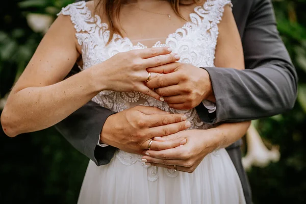 Невеста Носит Обручальное Кольцо Жениху Свадебной Церемонии Рука Руку Свадьба — стоковое фото