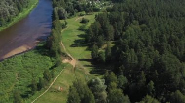 Yukarıdan doğa manzarası, çayırlar, ağaçlar ve su rezervleri, kuru doğal çayırlar. Letonya 'daki Gauja Milli Parkı