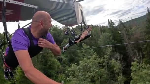 Сигулда Латвия Августа 2023 Года Воздушный Аттракцион Человек Летит Веревке — стоковое видео