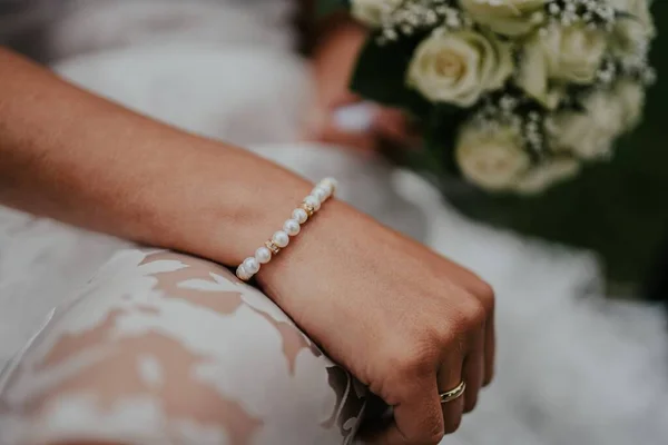 Χέρια Της Νύφης Ένα Όμορφο Λευκό Μανικιούρ Από Κοντά Νύφη — Φωτογραφία Αρχείου