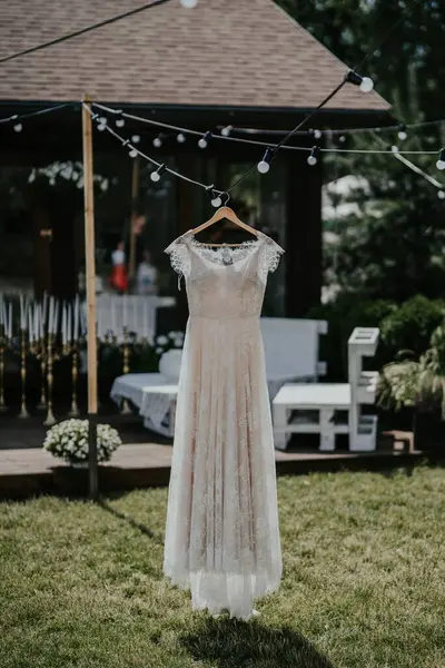 Vestido Noiva Estava Pendurado Fora — Fotografia de Stock