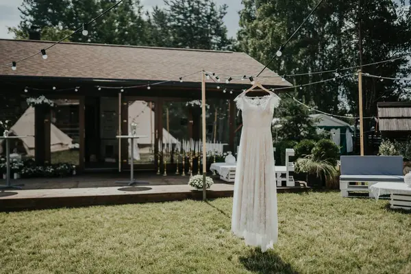 Vestido Noiva Estava Pendurado Fora — Fotografia de Stock