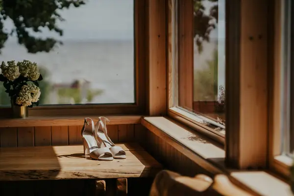 Brautschuhe Zart Auf Einem Tisch Vor Dem Glasfenster Platziert Schaffen — Stockfoto