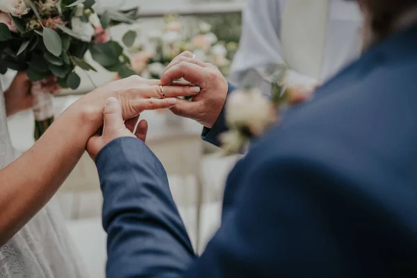 Close Bride Groom Wear Rings Each Other Background Sea Sand — Φωτογραφία Αρχείου