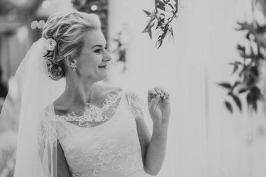 Komik bir gelin bir restauran poz balck ve beyaz resim