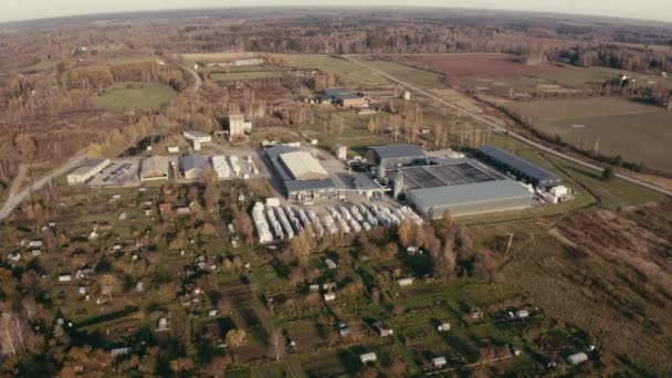 Luftaufnahme Einer Gruppe Großer Moderner Industrielager Oder Fabrikgebäude Vorstädtischen Stadtgebiet — Stockvideo