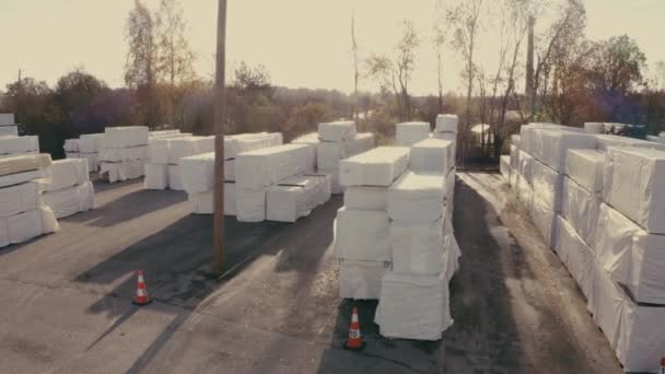 建設倉庫で新しく製造されたボードのパレットとパッケージ 建材のコンセプト — ストック動画