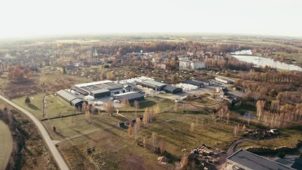 城郊地区现代化大型工业仓库或厂房群空中无人机视图 — 图库视频影像