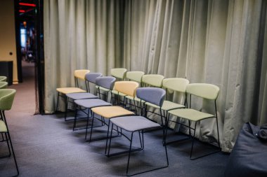 Basın toplantısı için kurulmuş bir sıra ofis sandalyesi..