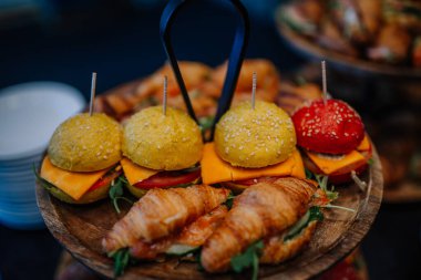 olay catering adlı mini hamburger yakın çekim.