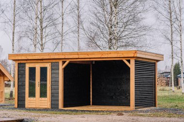 Sonbahar mevsiminde kırsalda küçük ahşap bir ev.