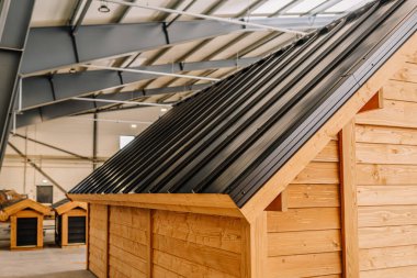 Vidalarda kıvrımlı çarşaf, ev için çatı