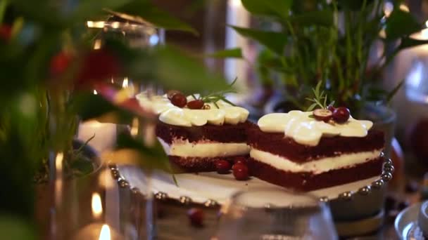 红饼草莓奶油蛋糕 — 图库视频影像