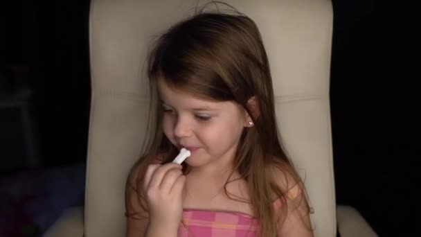 Lächelnd Mädchen Befasst Sich Mit Kamera Und Essen Lollipop — Stockvideo