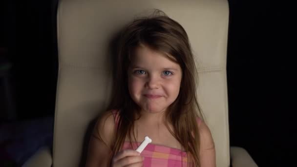 微笑的小女孩看着相机和吃棒棒糖 — 图库视频影像